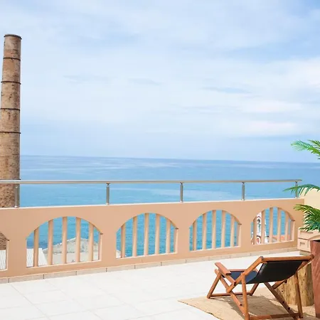 Thea - Rooftop Seaview Jacuzzi